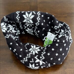 4/$20 Kids Black and White Snowflake neck warmer